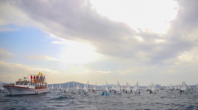 Çeşme'de TYF Kamil Yıldırım Optimist Trofesi Yelken Yarışları Başladı