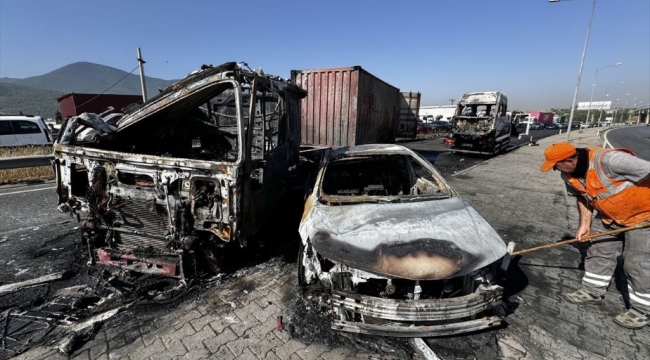 İzmir'de kaza yapan 3 araç yanarak küle döndü: 6 yaralı